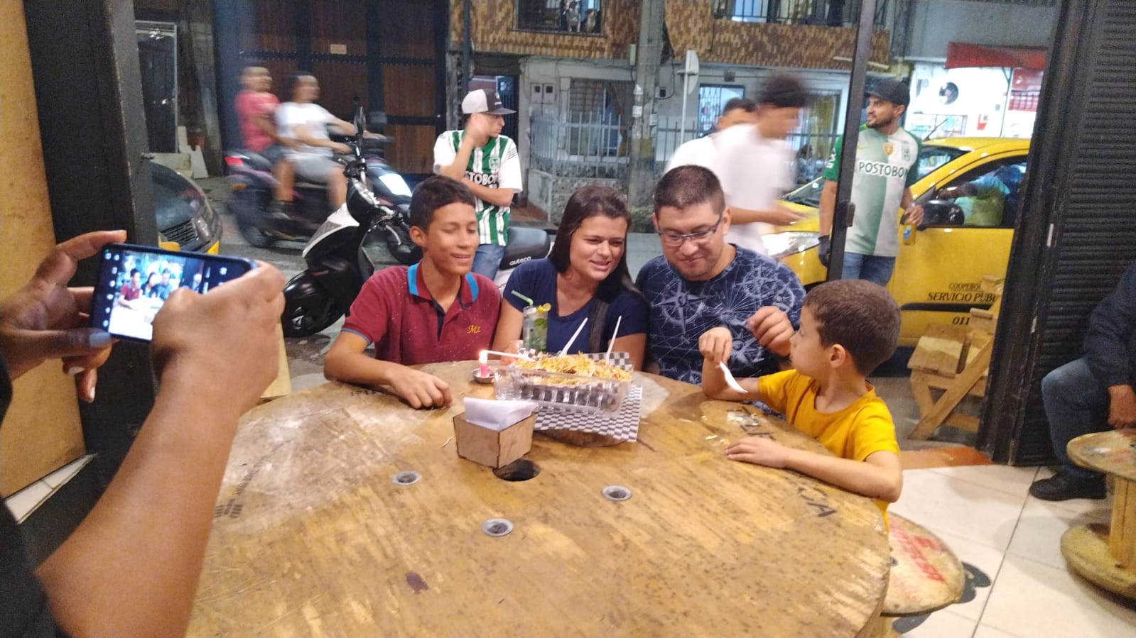 Clientes disfrutando noche de película