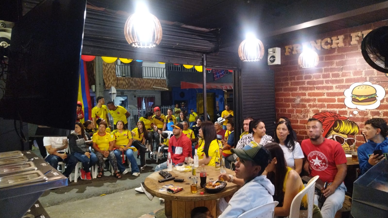 Clientes viendo partido de fútbol